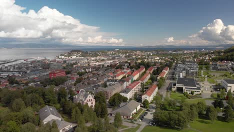 Vista-Aérea-Del-Lado-Este-De-Trondheim,-Foque-Hacia-Abajo