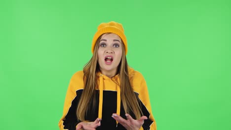 mujer con un sombrero amarillo y una sudadera