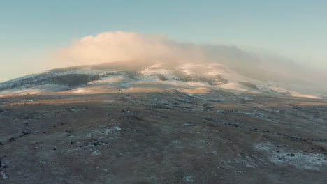 Luftaufnahmen-Bewegen-Sich-In-Richtung-Malerischer-Berggipfel,-Während-Wolken-über-Den-Gipfel-Rollen