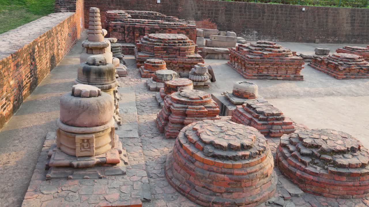 Sito storico buddista di Sarnath con stupa di meditazione scavata vicino a Varanasi. Il video è stato girato a Sarnath, vicino a Varanasi, in India