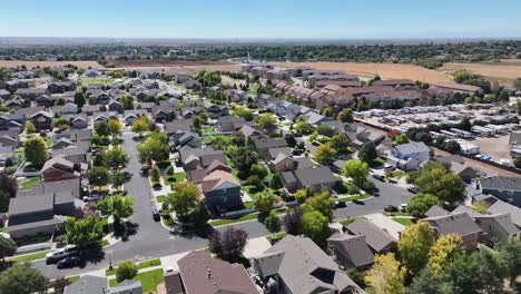 Evans-Colorado-Pueblo-De-Toscana-Drone-Se-Eleva-Sobre-Aire-Limpio-Colores-Nítidos-De-Otoño-2023