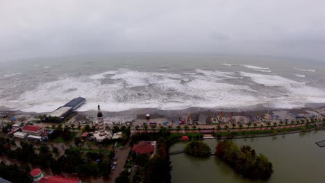 Vueltas-De-Tiempo-De-Grandes-Olas-Provenientes-Del-Mar-Negro-Hacia-El-Continente-En-La-Ciudad-De-Batumi