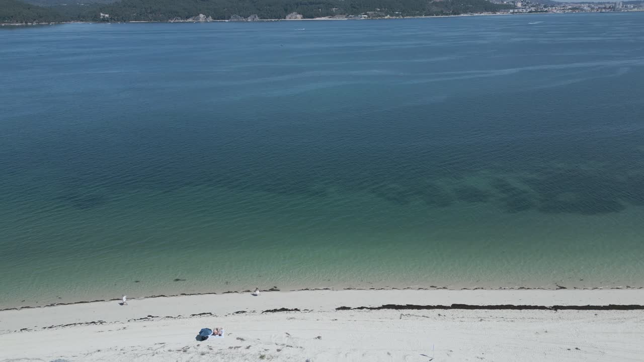바다 를 내려다보는 아라비다 지역 의 모래색 노란 해변 과 푸른 바다 의 경치적 인 전망