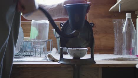 Älterer-Kaukasischer-Mann-Bereitet-Kaffee-In-Der-Kaffeemühle-In-Der-Küche-Zu