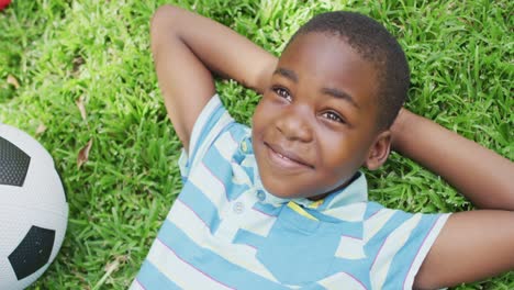 animación de un feliz niño afroamericano acostado en el césped