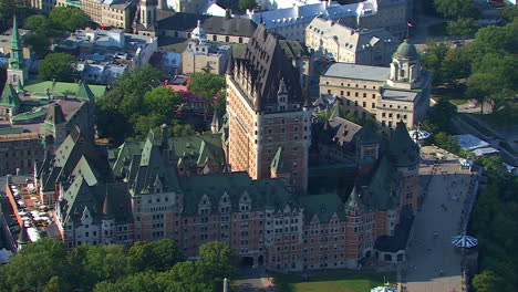 Berühmtes-Frontenac-Schlosshotelgebäude-In-Quebec-City,-Kanada,-Luftaufnahme