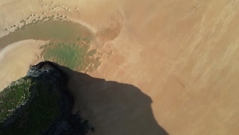 Top-Down-View-Over-Bedruthan-Steps-with-Golden-Sands-and-Rocky-Formations-in-Cornwall