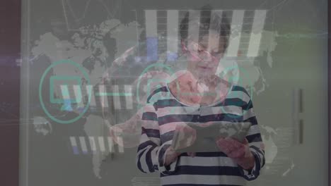 Animation-Der-Weltkarte-Und-Datenverarbeitung-Gegen-Eine-Kaukasische-Seniorin-Mit-Digitalem-Tablet