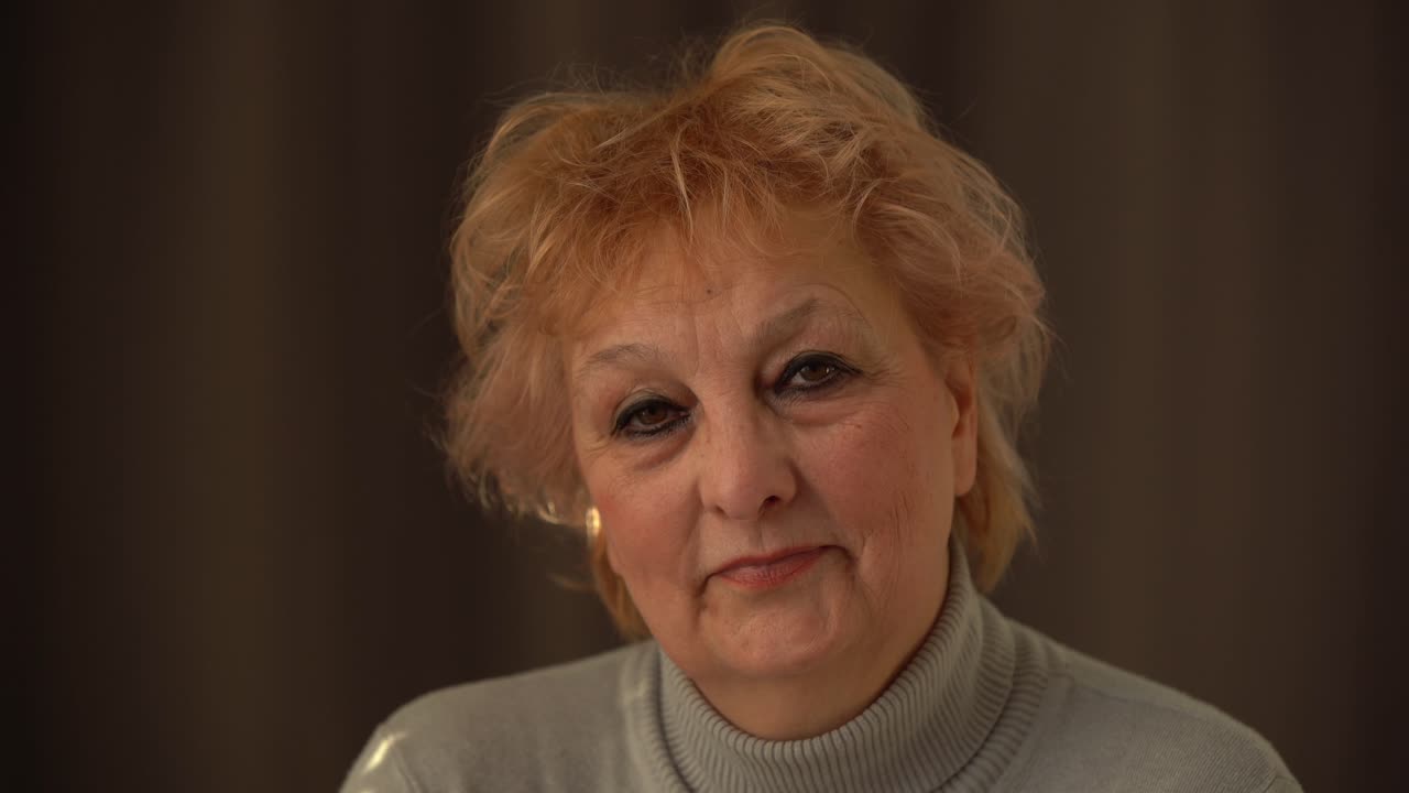 las mujeres de 55 años comienzan el videochat con un amigo o los niños adultos disfrutan del chat remoto. comunicación de comodidad fácil utilizando la aplicación de videollamadas, el concepto de conexión a internet