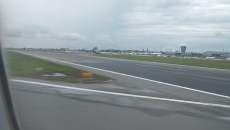 punto de vista desde la ventana del avión que aterriza en la pista del aeropuerto después del vuelo