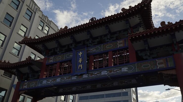Bela tomada em tilt-up do famoso portão de entrada do Distrito Internacional de Chinatown de Seattle, perto do metrô e de restaurantes, em um dia ensolarado de verão em Washington, EUA