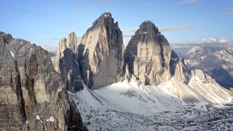 rocosas montañas dolomitas italianas durante un hermoso amanecer y cielo