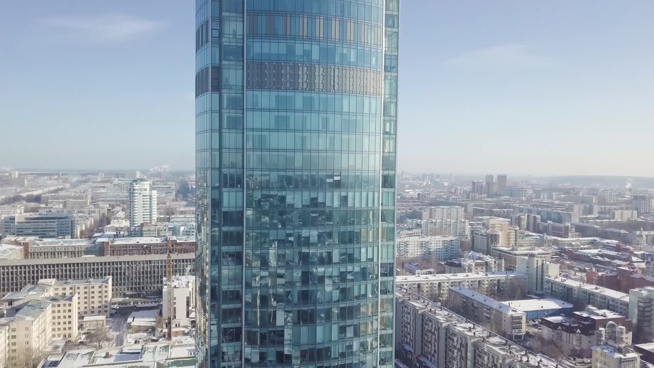 edificio de gran altura en una ciudad
