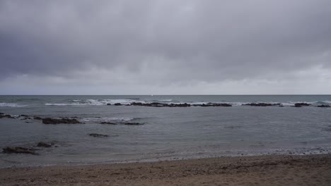 Nubes-Pesadas-En-La-Playa