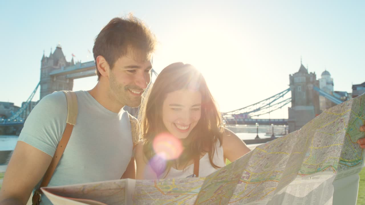 imágenes de video de 4k de una joven pareja explorando una ciudad juntos