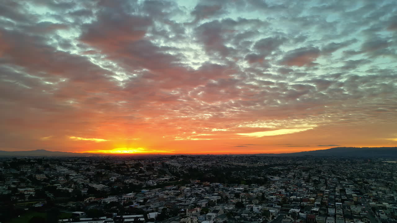 Vista aérea del amanecer sobre Manhattan Beach, California, EE. UU., cielo y edificios coloridos, toma de dron.