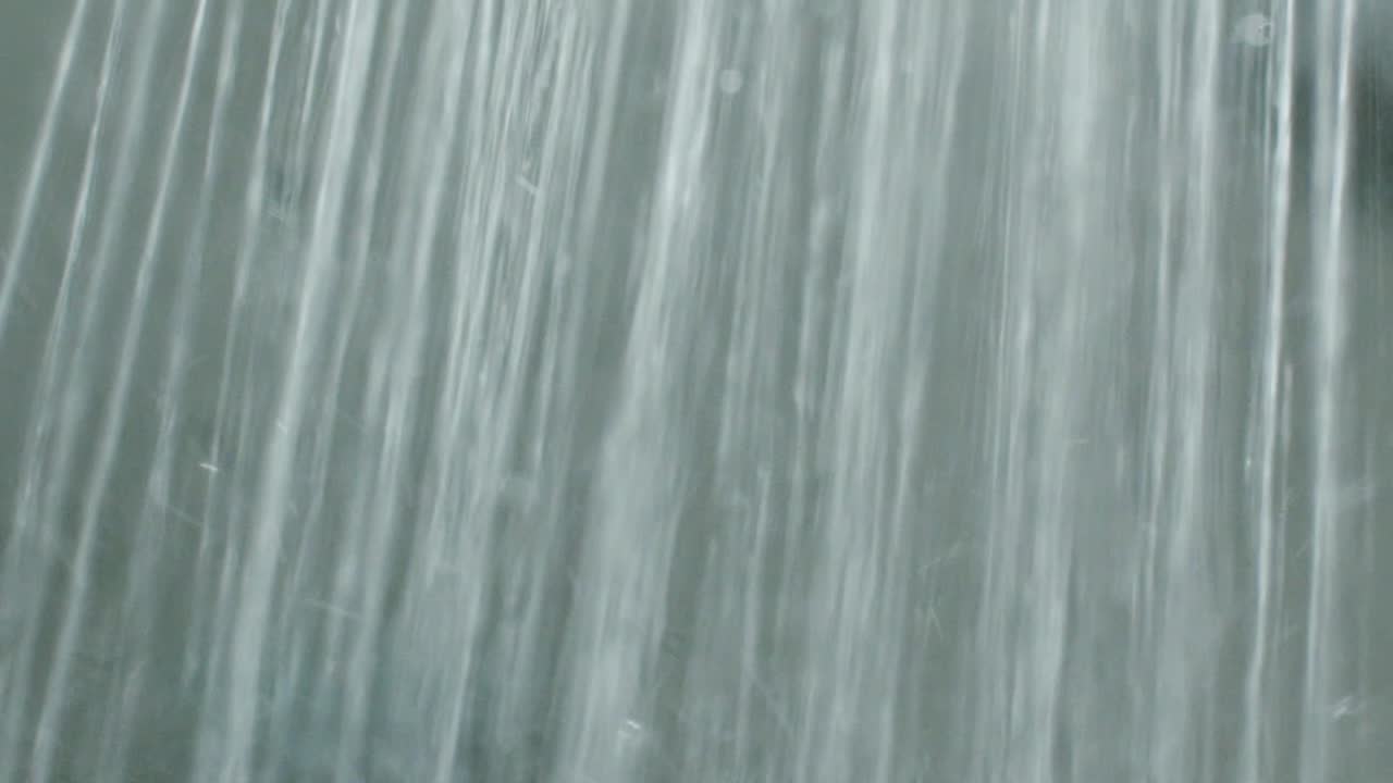 Empty tank gets filled with water in slow motion