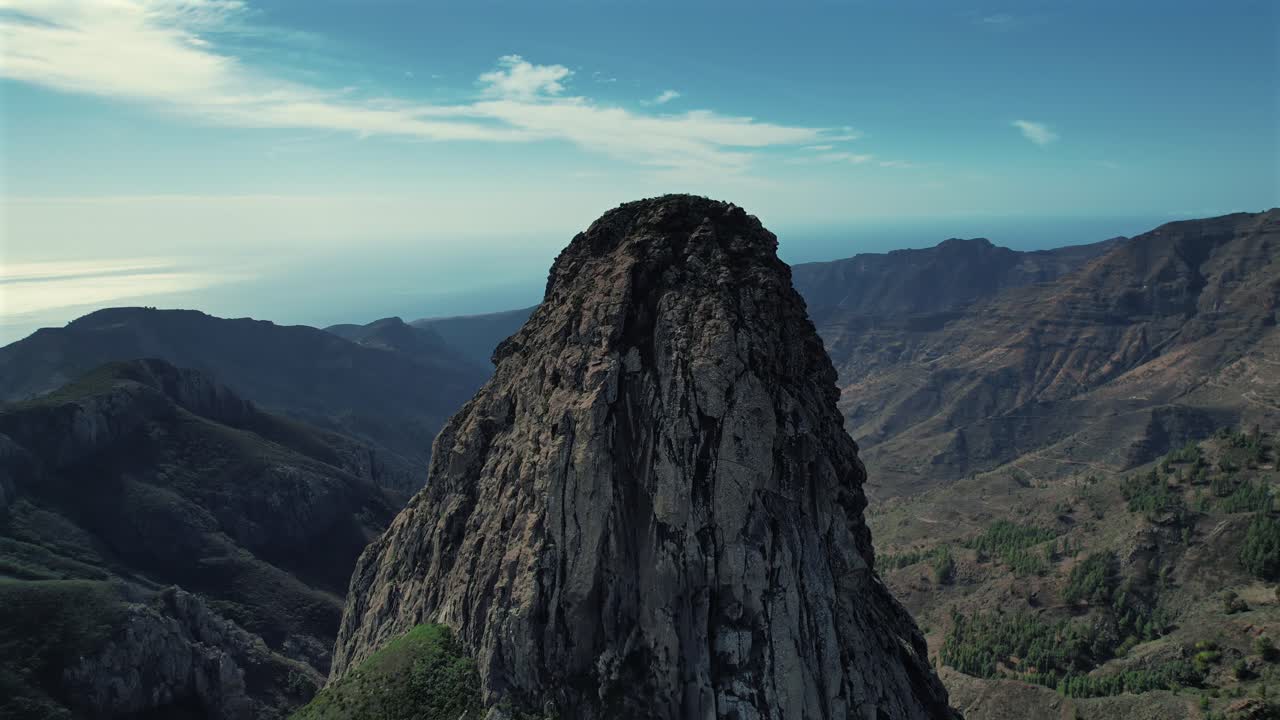 Ripresa aerea del Roques de Agando, plug vulcanico a La Gomera, Isole Canarie