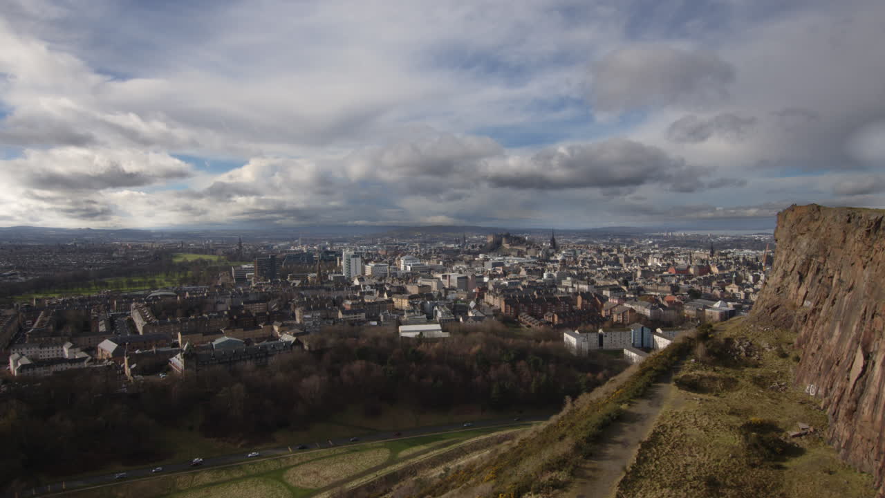 vista de la ciudad de edimburgo desde el asiento de arturo con el castillo de edimburgu