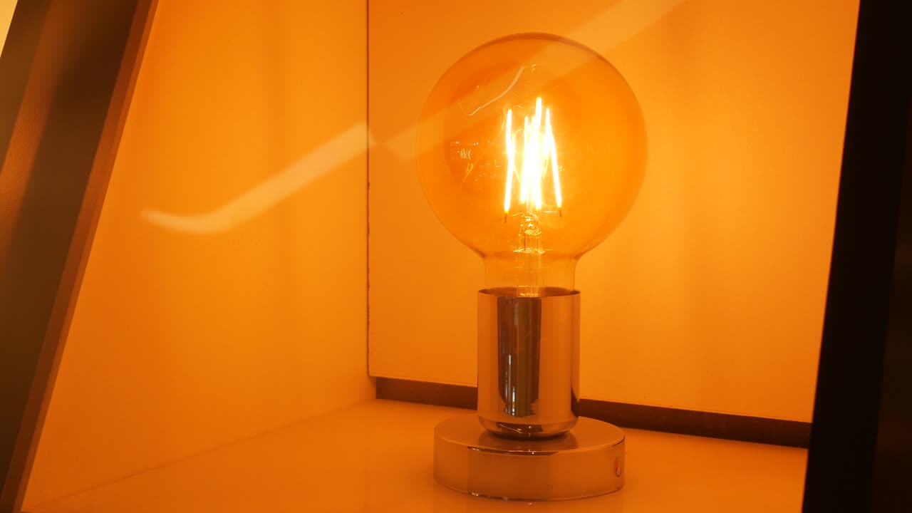 따뜻한 반이는 에디슨 전구 테이블 램프