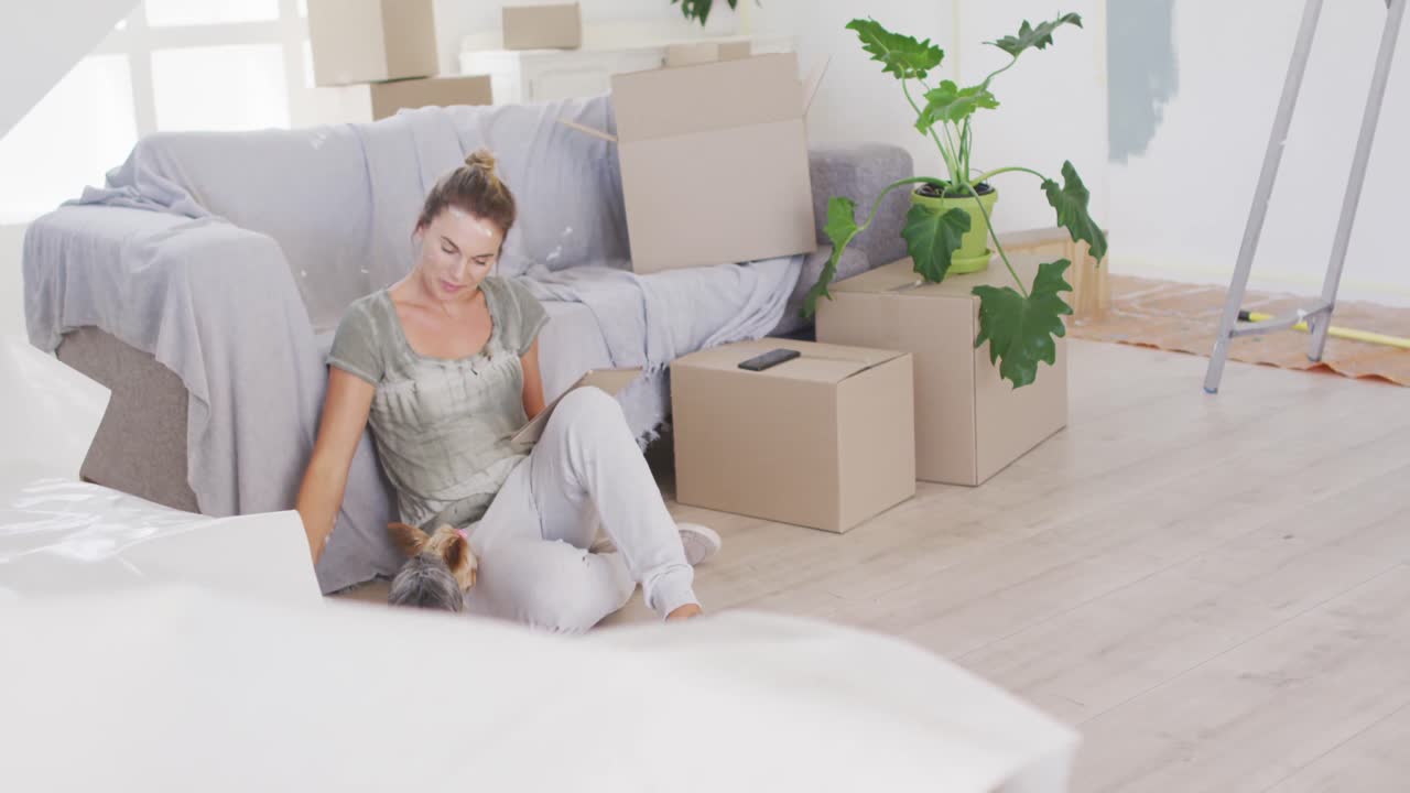 retrato de una mujer caucásica en cuarentena durante la pandemia de coronavirus, bebiendo té