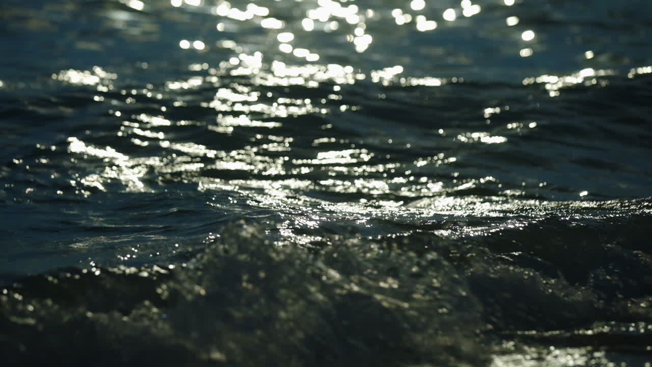 olas del océano con reflejos de la luz solar