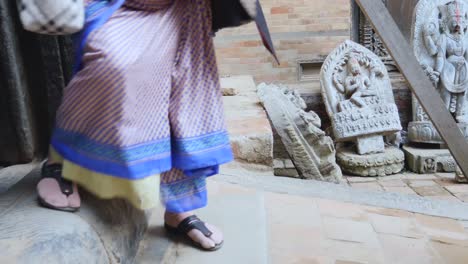 Anhänger,-Die-Durch-Die-Stufen-Des-Taleju-Bhawani-tempels-Gehen,-Der-Sich-In-Bhaktapur-Durbar-Square-Nepal-Befindet