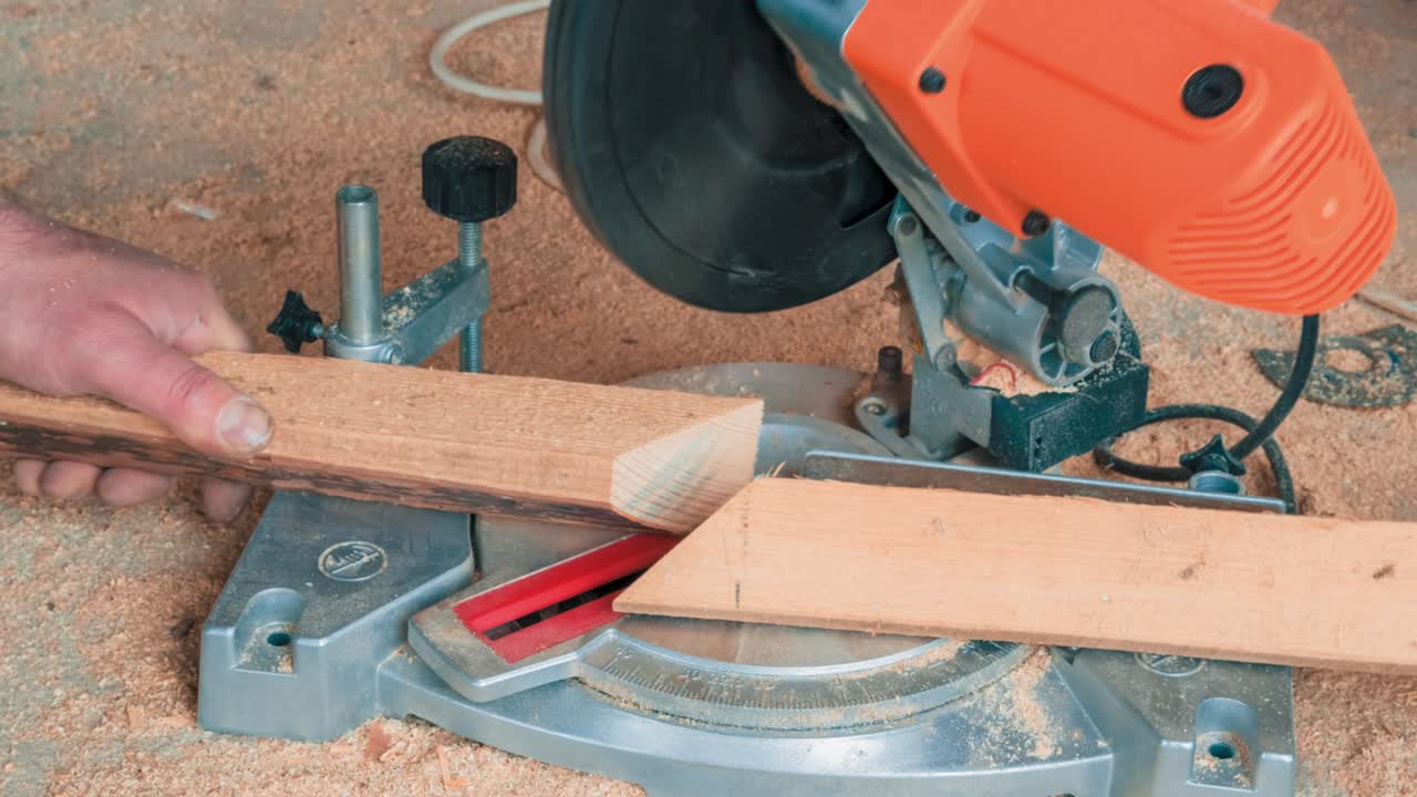 carpintero que utiliza una sierra circular para cortar tablas de madera