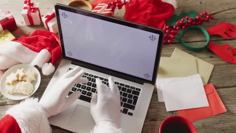 Weihnachtsmann-Benutzt-Laptop-Mit-Kopierplatz-über-Weihnachtsdekorationen