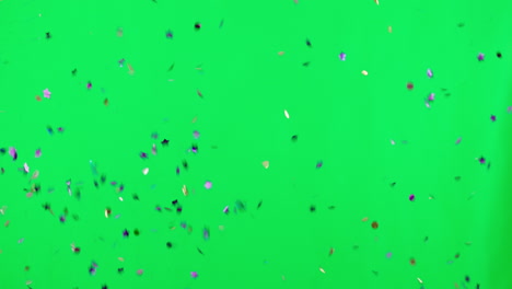 celebración, confeti y contra una pantalla verde