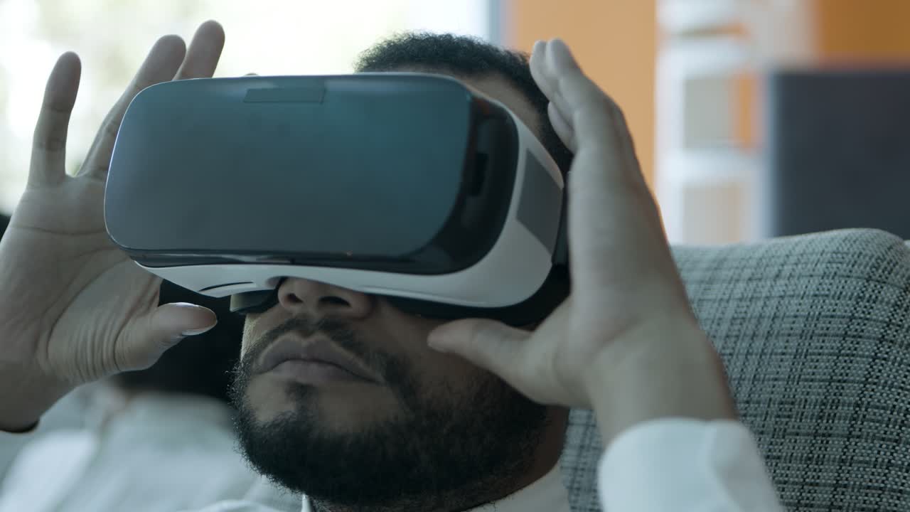 joven feliz en auriculares vr