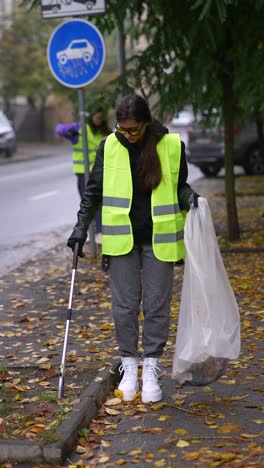 voluntarios adolescentes limpiando las calles de la ciudad