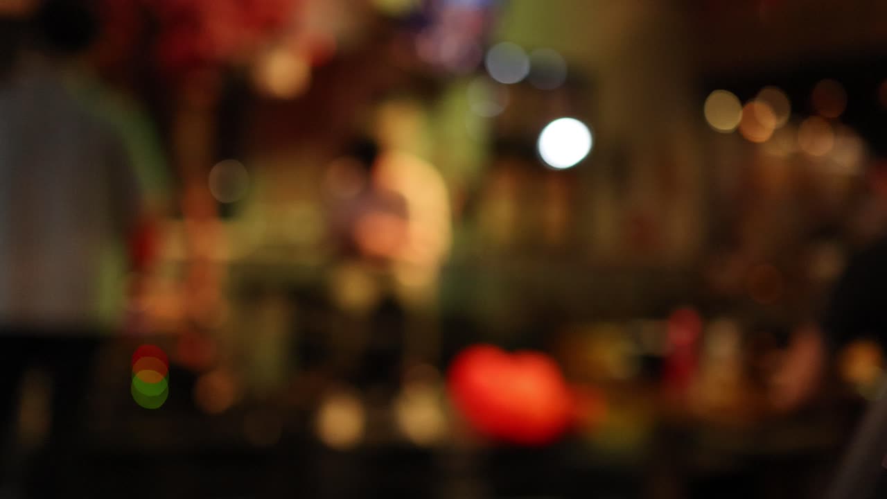 luces vibrantes y atmósfera animada en bangkok