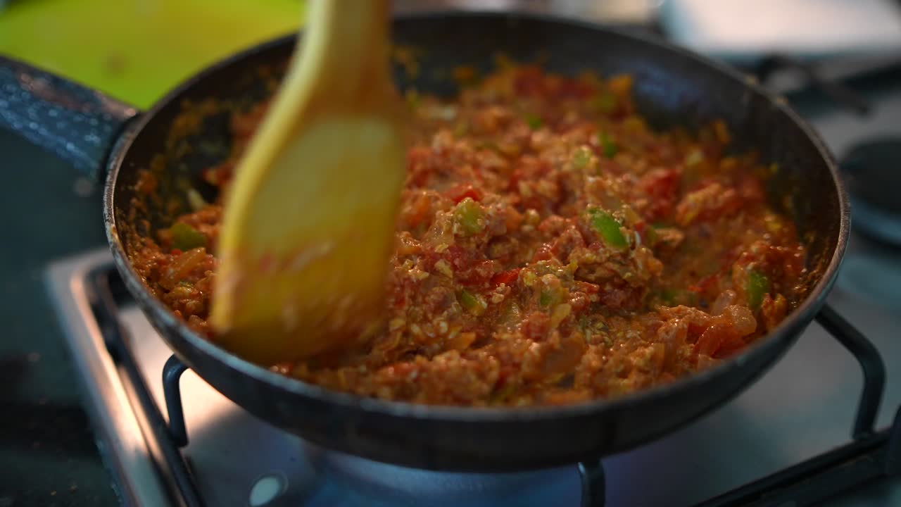 cocinar hombres en una sartén