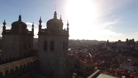 Vista-De-La-Ciudad-Y-La-Catedral-De-Porto-En-Portugal-Vista-Aérea