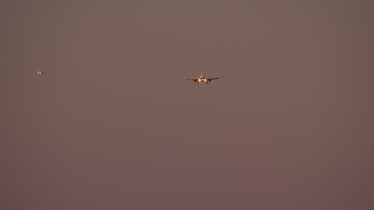 해가 지면 비행기가 착륙합니다.