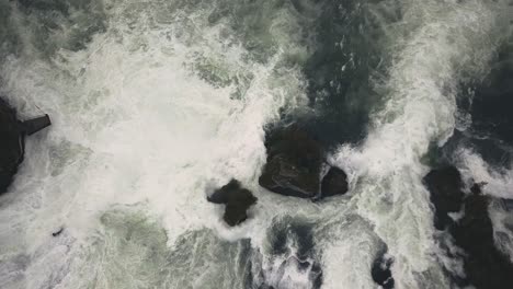 drone disparó rotación lenta con la cámara inclinada hacia abajo sobre una gran cascada rheinfall en suiza en 4k
