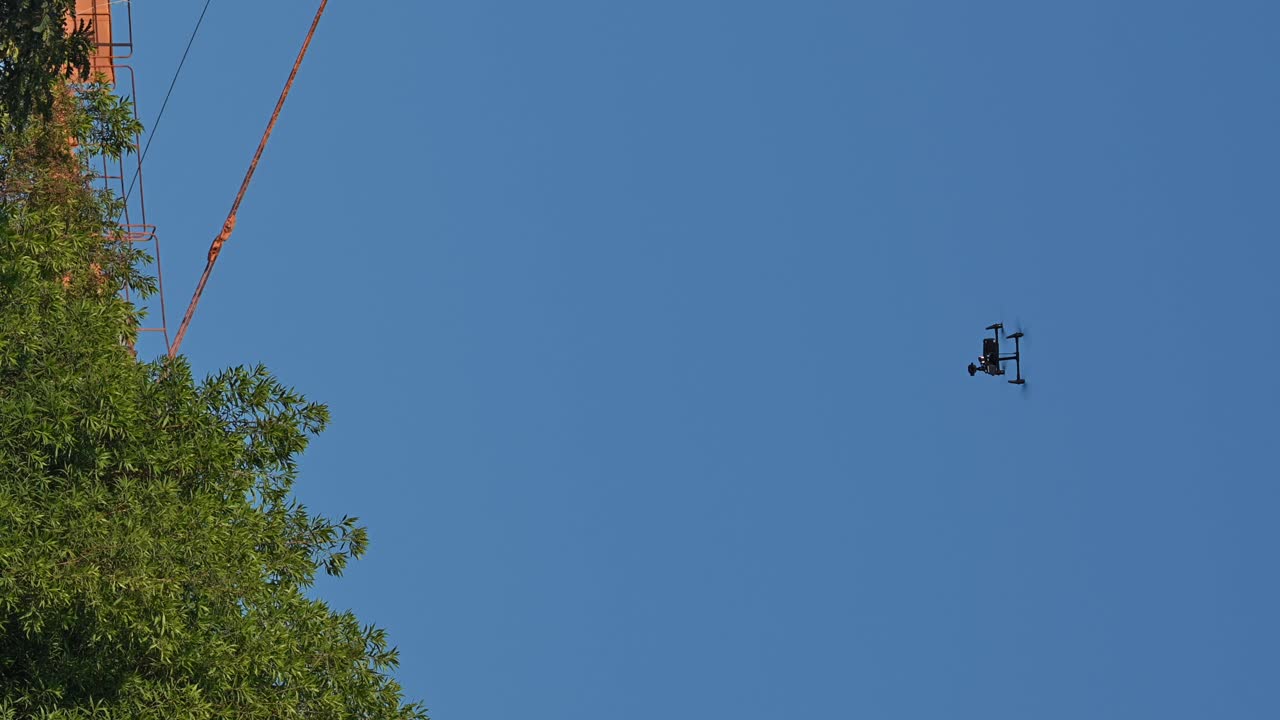 수직: 행사 중에 도시 지역의 나무 위를 날아다니는 상업용 드론