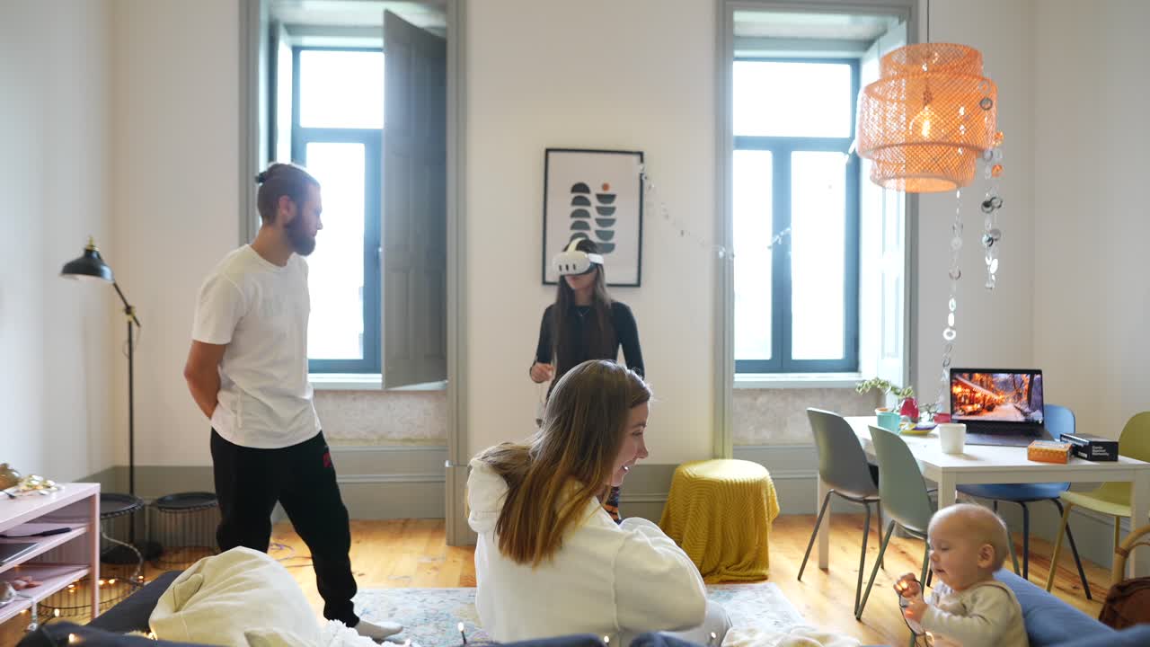 가정에서 vr 경험을 즐기는 가족