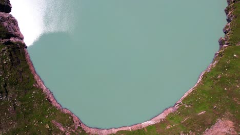 revelando una foto aérea del lago chitta kata, a menudo referido como la "joya del valle de neelum", un impresionante lago de alta altitud ubicado en el valle de neelom de azad kashmir, pakistán