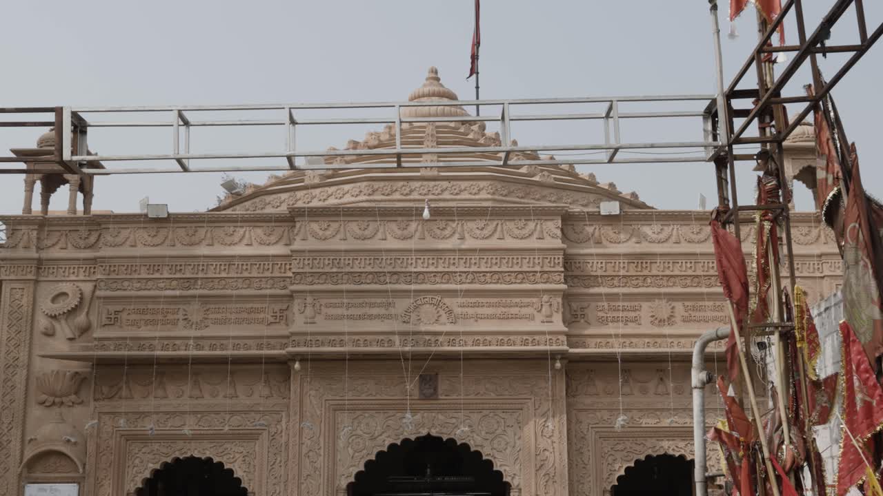 antiguo templo hindú hecho de piedra roja en el día desde diferentes ángulos video es tomado en el templo de pal balaji jodhpur rajasthan india el 13 de noviembre de 2023