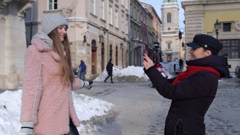 Blogger-Schwestern-Machen-Fotos,-Posieren-Und-Erstellen-Online-Video-Vlogs-Auf-Dem-Mobiltelefon