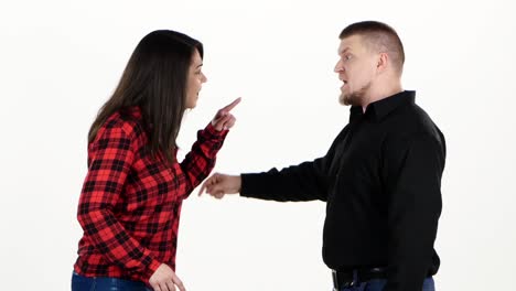 pareja discutiendo