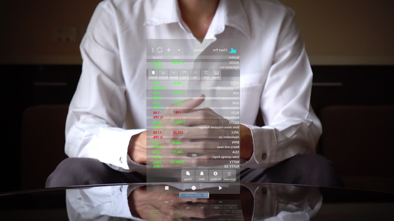 un hombre que usa vidrios inteligentes para analizar el mercado de valores.