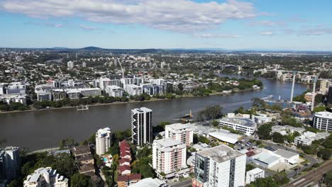 Toowong,-Suburbio-Australiano-Con-Vistas-Al-Río-Brisbane-Y-A-Camp-Hill-En-La-Distancia