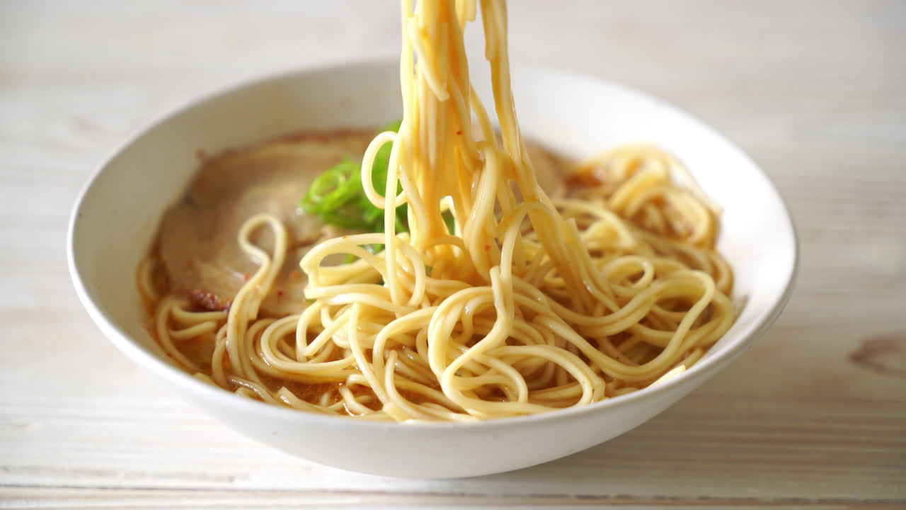 차 아슈 돼지 고기를 곁들인 돈 코츠라면