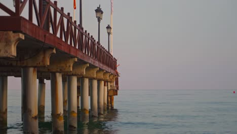 Primer-Plano-Del-Muelle-De-Madera-En-Marbella,-Al-Sur-De-España