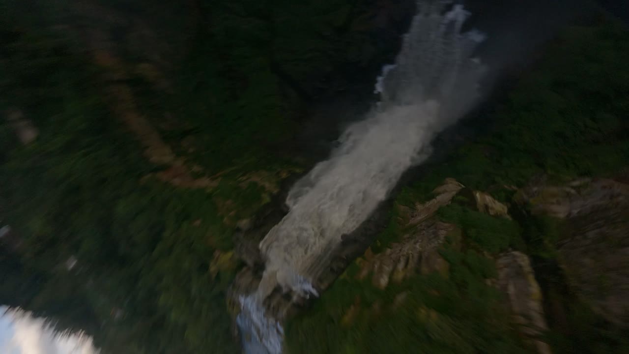 soacha, cundinamarca, colombia의 salto del tequendama가있는 보고타 강 산 위에 울창한 초목