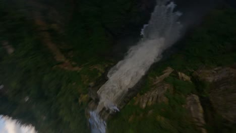 Dichte-Vegetation-über-Den-Bergen-Des-Flusses-Bogota-Mit-Salto-Del-Tequendama-In-Soacha,-Cundinamarca,-Kolumbien