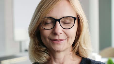 portrait of smiling woman is wearing a glasses